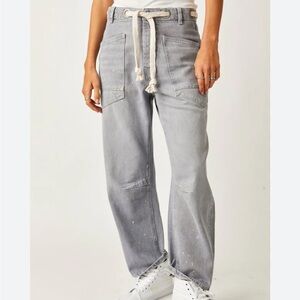 We the Free Moxie Barrel Light Gray Denim Jeans 28